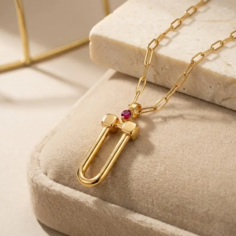 21K Gold U-Link Ruby Teardrop Stone Necklace - 5.4g - Sultan Gold - عقد حدوة حصان مرصع بحجر ياقوت أحمر ذهب عيار 21 - 5.4 غرام - ذهب السلطان