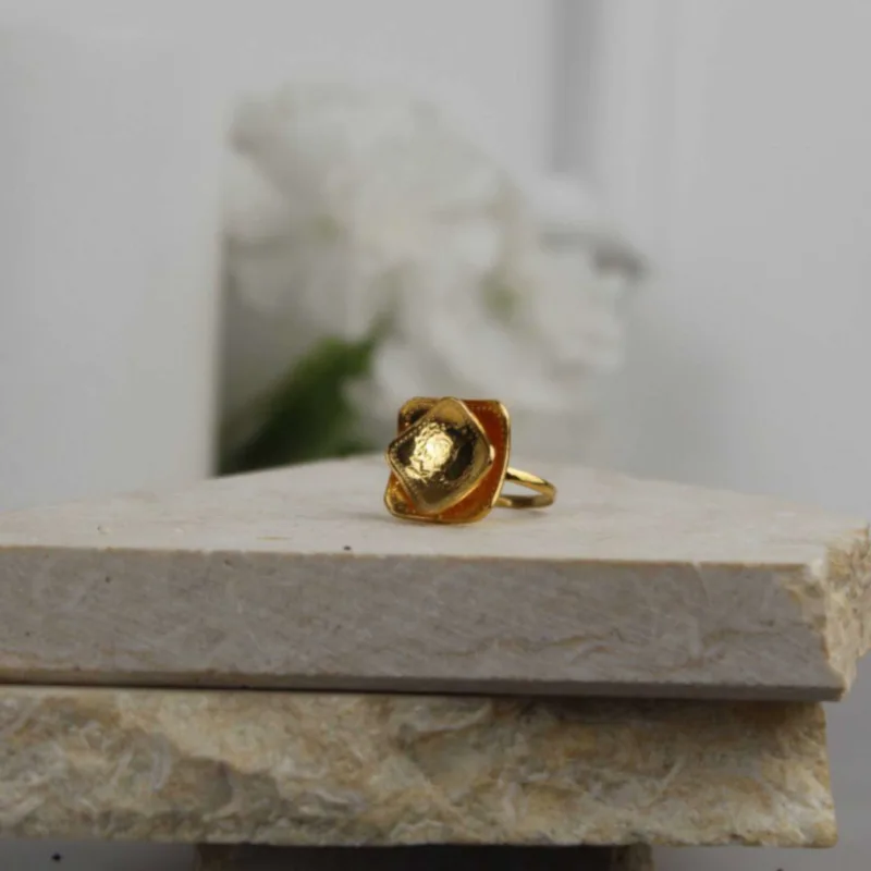 22K Heritage Floral Cup Lira Signet Ring - 12.92g - Sultan Gold - خاتم ليرة كاسكيتا وردة ذهب عيار 22 - 12.92 غرام - ذهب السلطان