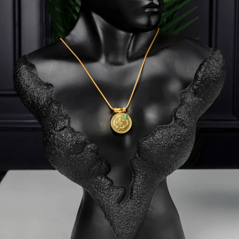 22K Heritage Lira Coin Pendant with Emerald - 8.92g - Sultan Gold - تعليقة ليرة ذهب مرصعة بحجر أخضر عيار 22 - 8.92 غرام - ذهب السلطان