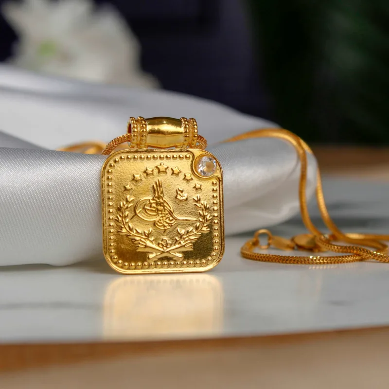 22K Heritage Square Lira Pendant with Zircon - 9.05g - Sultan Gold - تعليقة ليرة مربعة مرصعة بالزركون عيار 22 - 9.05 غرام - ذهب السلطان