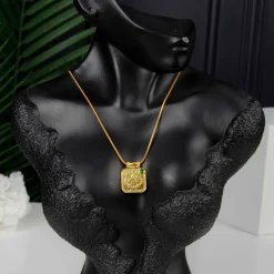 22K Heritage Square Lira Pendant with Emerald - 9.18g - Sultan Gold - تعليقة ليرة مربعة مرصعة بحجر أخضر عيار 22 - 9.18 غرام - ذهب السلطان