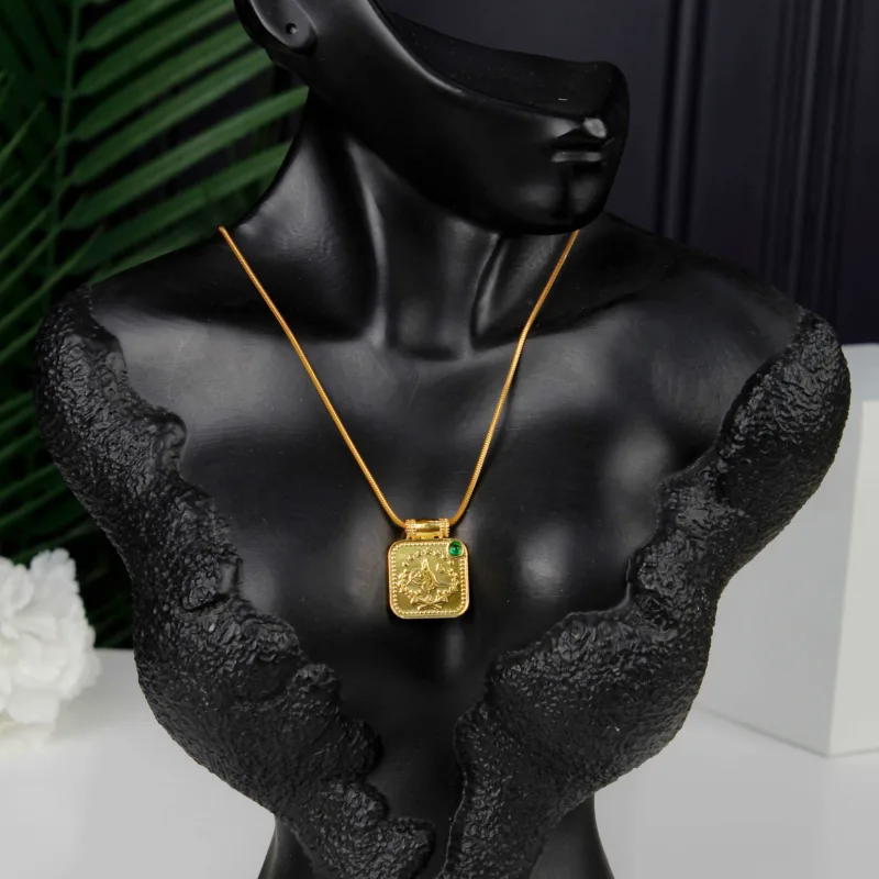 22K Heritage Square Lira Pendant with Emerald - 9.18g - Sultan Gold - تعليقة ليرة مربعة مرصعة بحجر أخضر عيار 22 - 9.18 غرام - ذهب السلطان