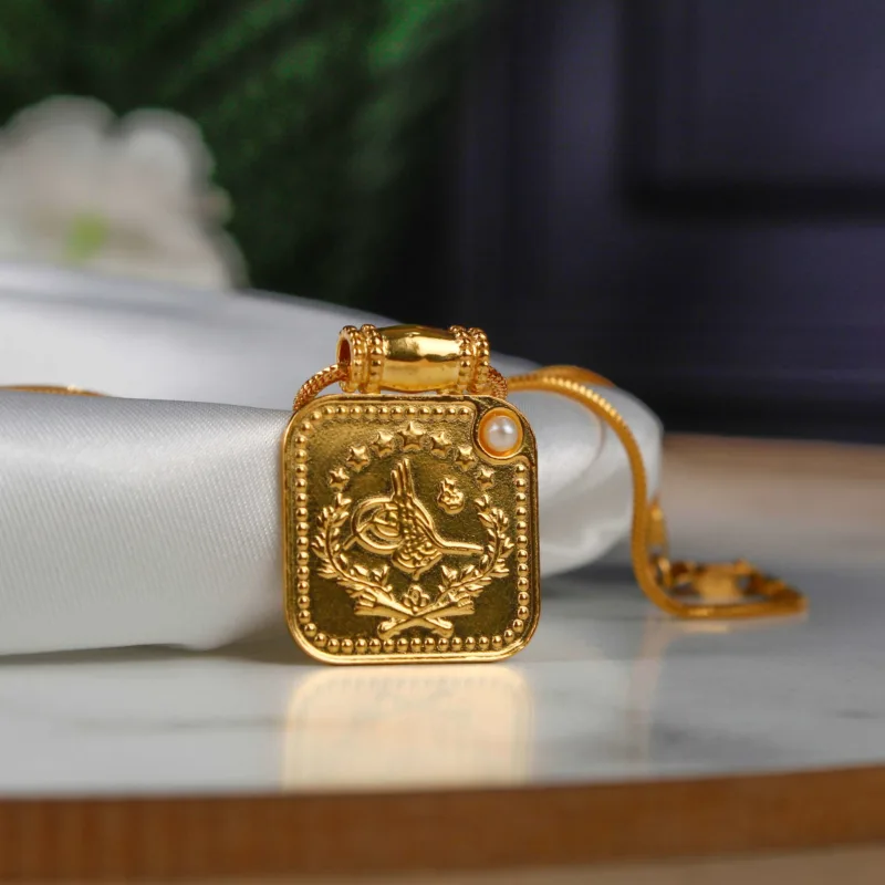 22K Heritage Square Lira Pendant with Pearl - 9.21g - Sultan Gold - تعليقة ليرة مربعة مرصعة باللؤلؤ عيار 22 - 9.21 غرام - ذهب السلطان
