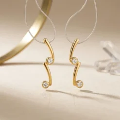 21K Gold Zigzag Wave Zircon Stud Earrings - 6.74g - Sultan Gold - أقراط خطوط متعرجة مرصعة بالزركون ذهب عيار 21 - 6.74 غرام - ذهب السلطان