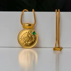 22K Heritage Lira Coin Pendant with Emerald - 8.92g - Sultan Gold - تعليقة ليرة ذهب مرصعة بحجر أخضر عيار 22 - 8.92 غرام - ذهب السلطان