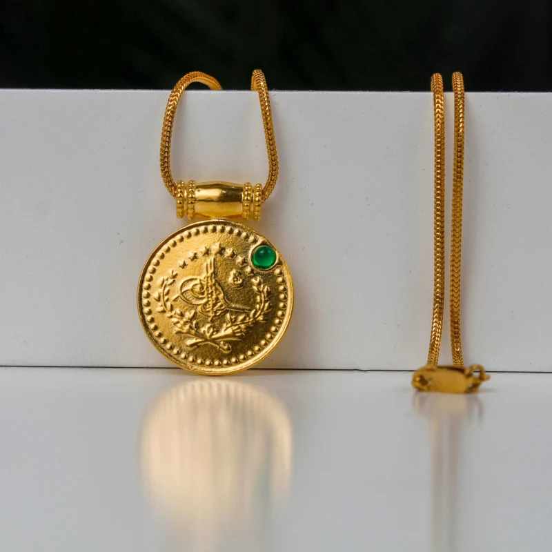 22K Heritage Lira Coin Pendant with Emerald - 8.92g - Sultan Gold - تعليقة ليرة ذهب مرصعة بحجر أخضر عيار 22 - 8.92 غرام - ذهب السلطان