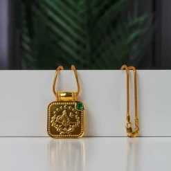 22K Heritage Square Lira Pendant with Emerald - 9.18g - Sultan Gold - تعليقة ليرة مربعة مرصعة بحجر أخضر عيار 22 - 9.18 غرام - ذهب السلطان