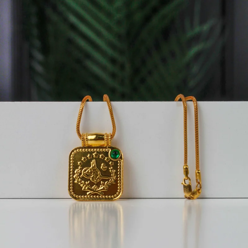 22K Heritage Square Lira Pendant with Emerald - 9.18g - Sultan Gold - تعليقة ليرة مربعة مرصعة بحجر أخضر عيار 22 - 9.18 غرام - ذهب السلطان