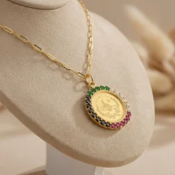 عقد برواز ليرة مرصع بأحجار ملونة ذهب عيار 21 - 7.38 غرام - Sultan Gold - ذهب السلطان